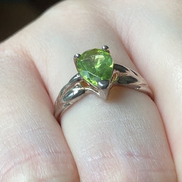 Gorgeous Vintage Silver Ring with Green Gemstone - Picture 8 of 9